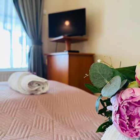 Апартаменти Cozy Garden Apartman Дьюла Екстер'єр фото