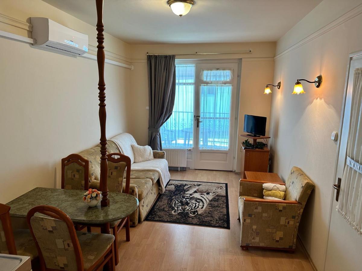Апартаменти Cozy Garden Apartman Дьюла Екстер'єр фото