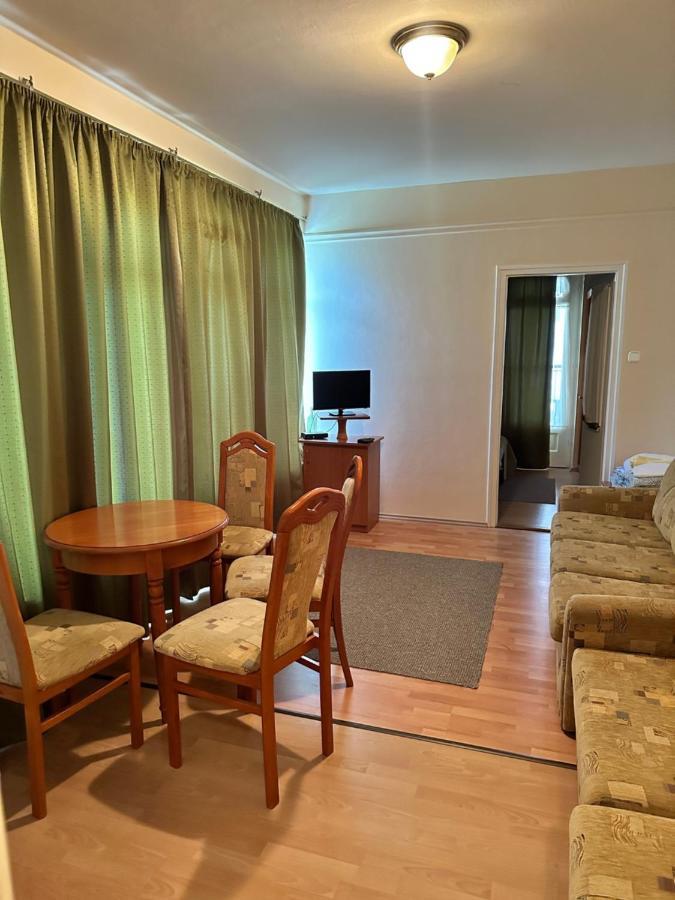 Апартаменти Cozy Garden Apartman Дьюла Екстер'єр фото