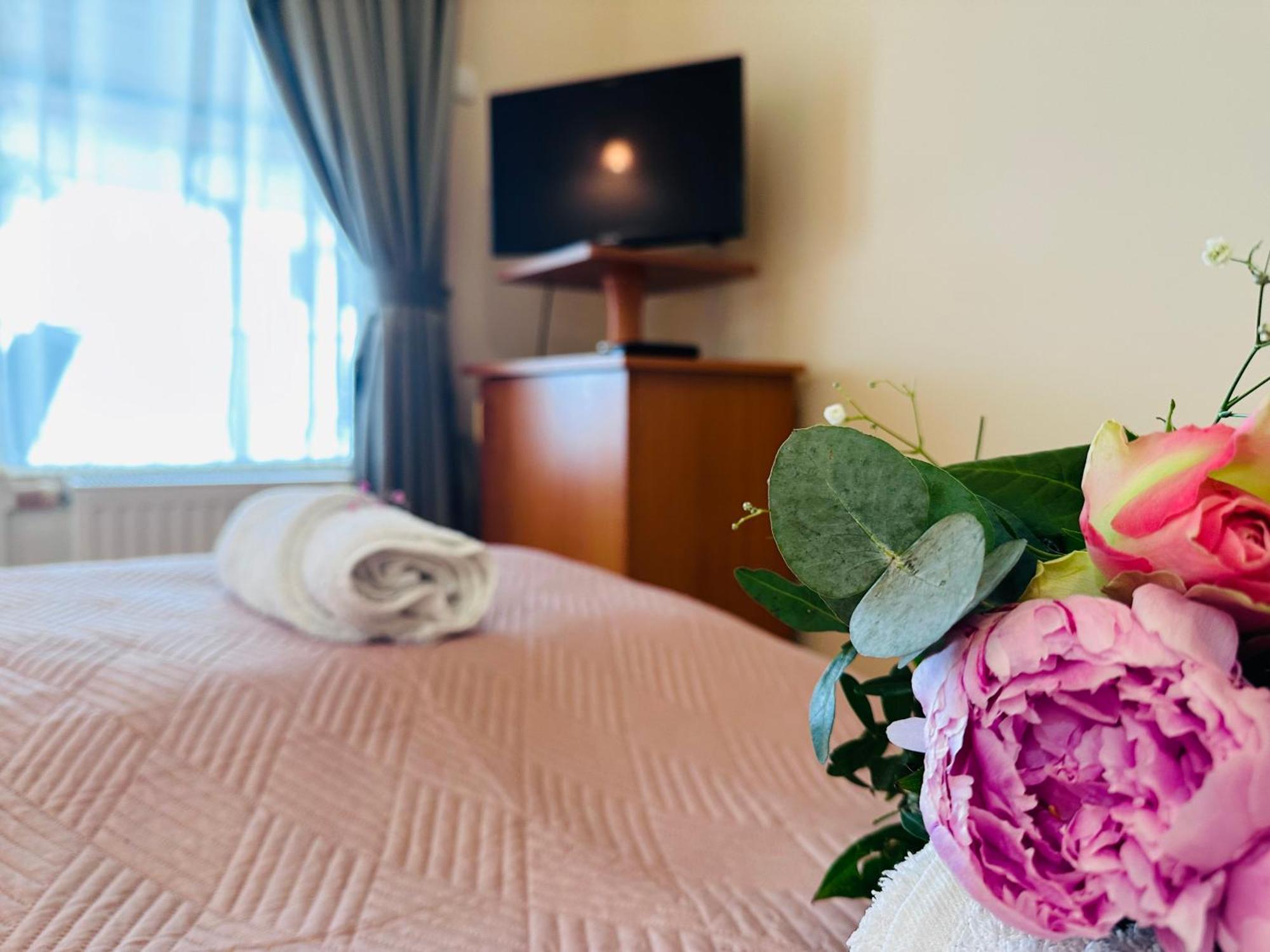 Апартаменти Cozy Garden Apartman Дьюла Екстер'єр фото