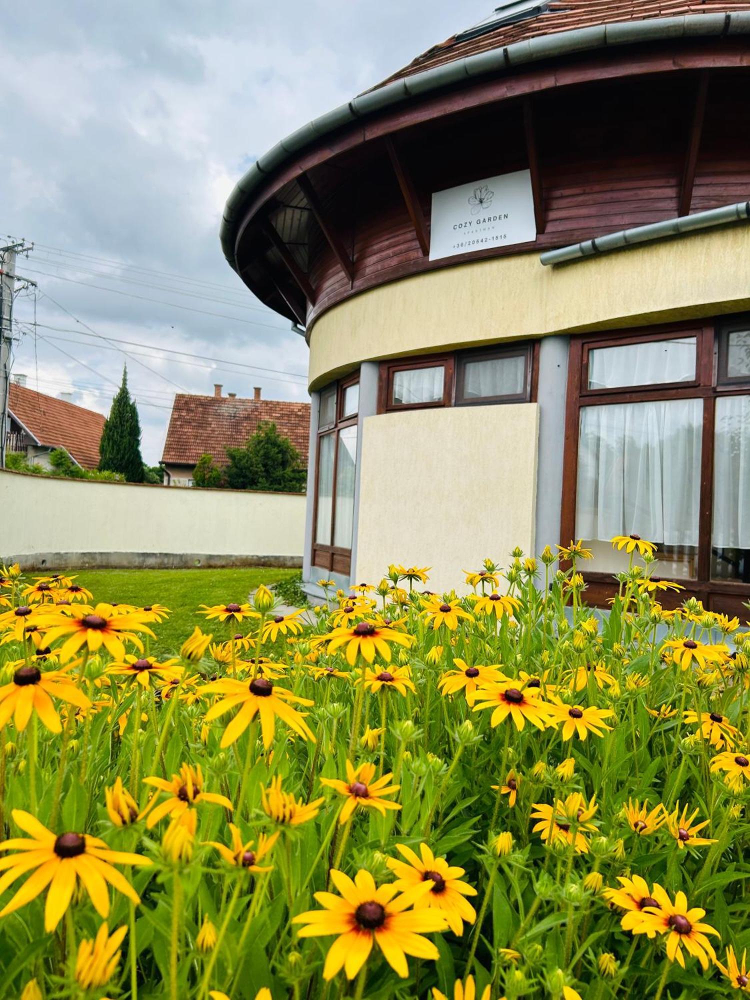 Апартаменти Cozy Garden Apartman Дьюла Екстер'єр фото